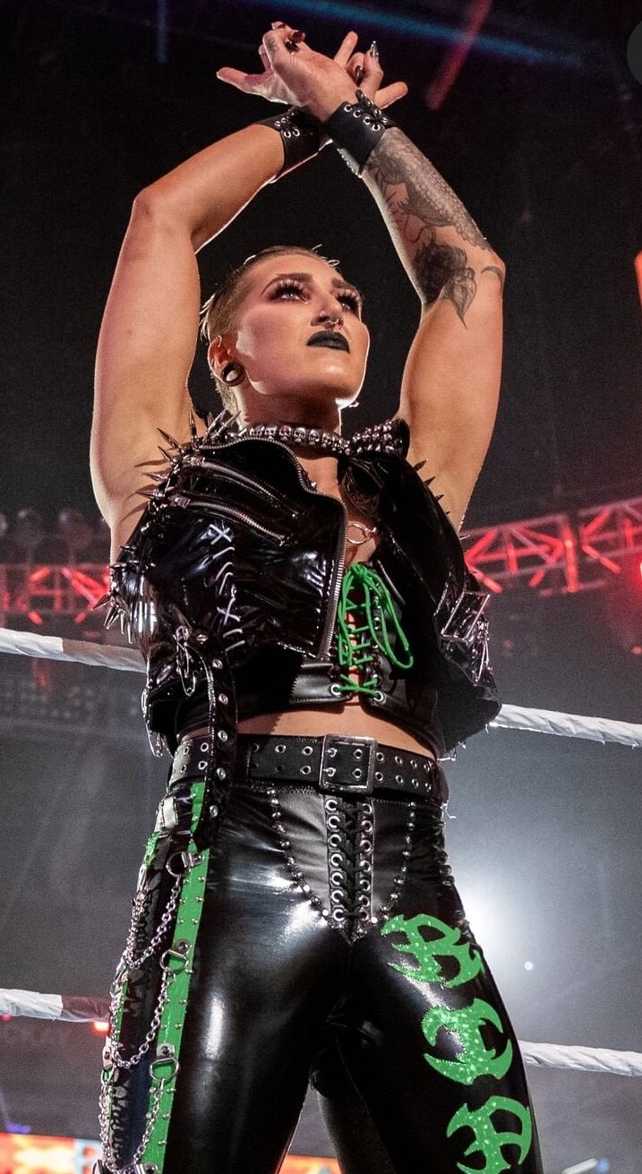 WWE 슈퍼스타 녹색 버젼 코스튬 (공식 인스타그램)_4.jpg