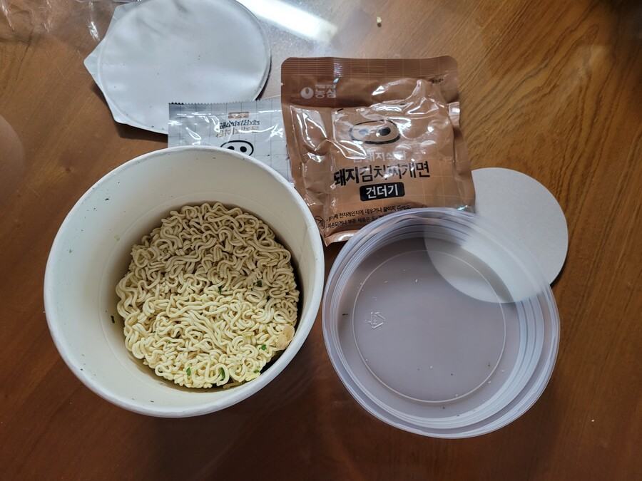 금돼지식당 돼지김치찌개면_2.jpg