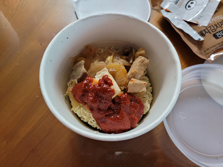 금돼지식당 돼지김치찌개면_3.jpg