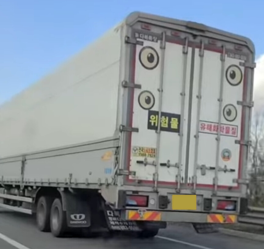 최근 트럭들이 눈깔 스티커를 붙이는 이유_11.png