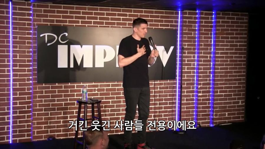 공연 방해하는 페미 참교육 때려박는 코미디언.mp4_20220601_102633.768.jpg