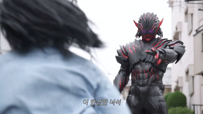 [가면라이더 리바이스] 여장한 악마가 따라다닌다_16.png