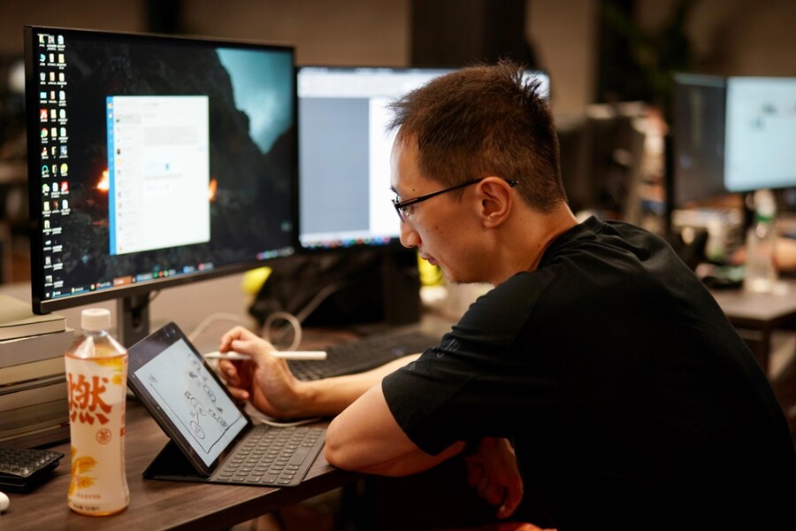 내년 최대 기대작 검은 신화 오공 개발자와 사무실 모습_3.jpg