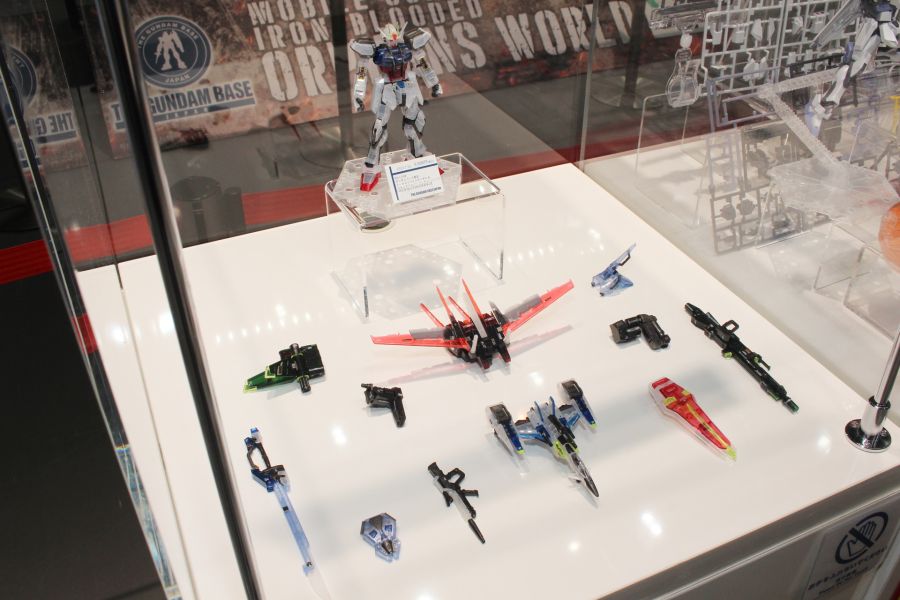 RG 스트라이크 건담 & 스카이 글래스퍼 세트 [클리어 컬러] 전시 사진 2_2.jpg