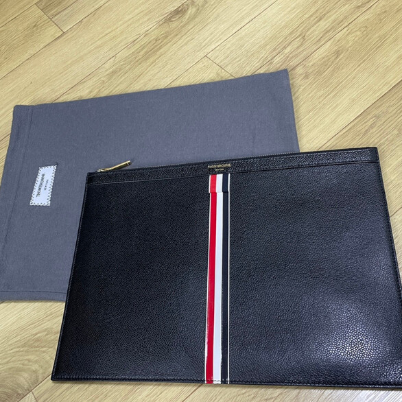 톰브라운 클러치 급처합니다..!!_1.png