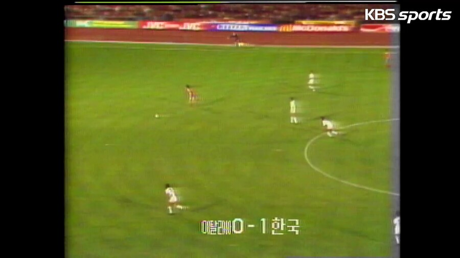 1981년 20세 이하 월드컵 이탈리아전 전반전 골 장면_12.jpg