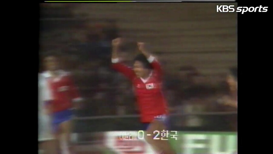 1981년 20세 이하 월드컵 이탈리아전 전반전 골 장면_31.jpg