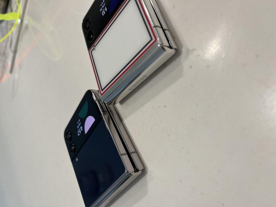 플립4 비스포크 네이비 실버 Vs. 플립3 톰브라운 실버 프레임 색감 비교_6.jpeg