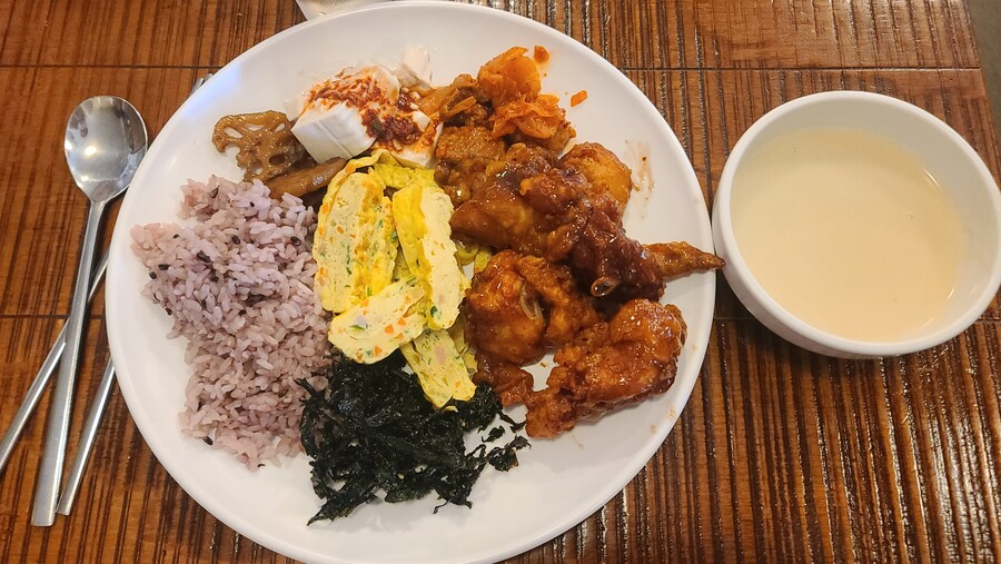 강남역 스트리트에 가성비 꿀이라고 생각하는 점심 한식뷔페입니다._3.jpg