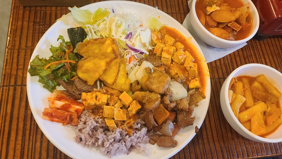 강남역 스트리트에 가성비 꿀이라고 생각하는 점심 한식뷔페입니다._4.jpg