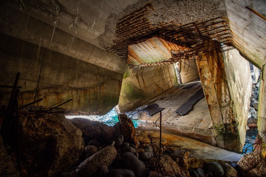 일본, 이리저리 파손된 폐터널🚇_3.jpg