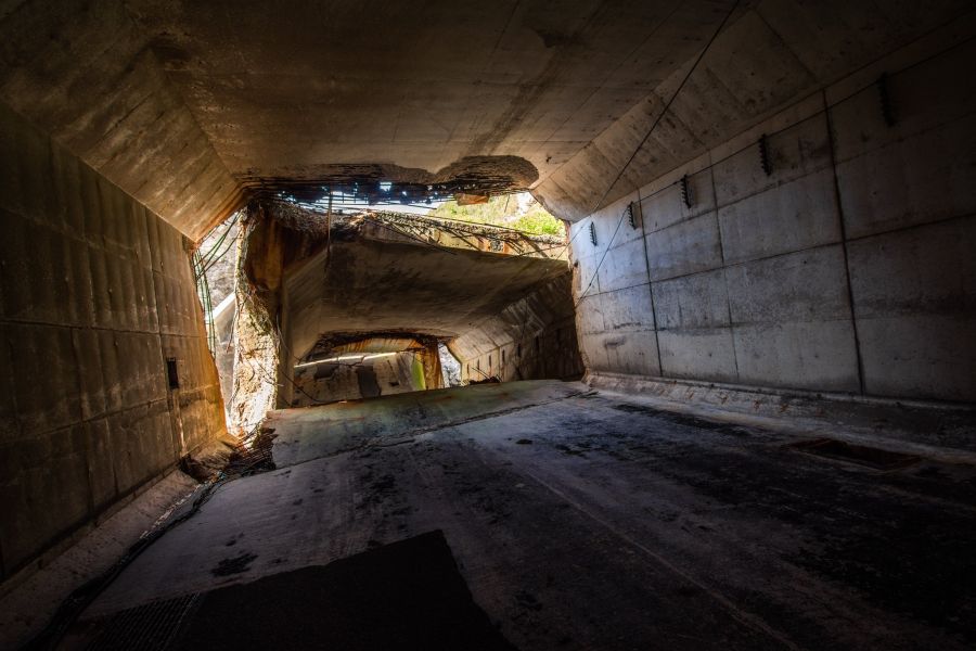 일본, 이리저리 파손된 폐터널🚇_4.jpg