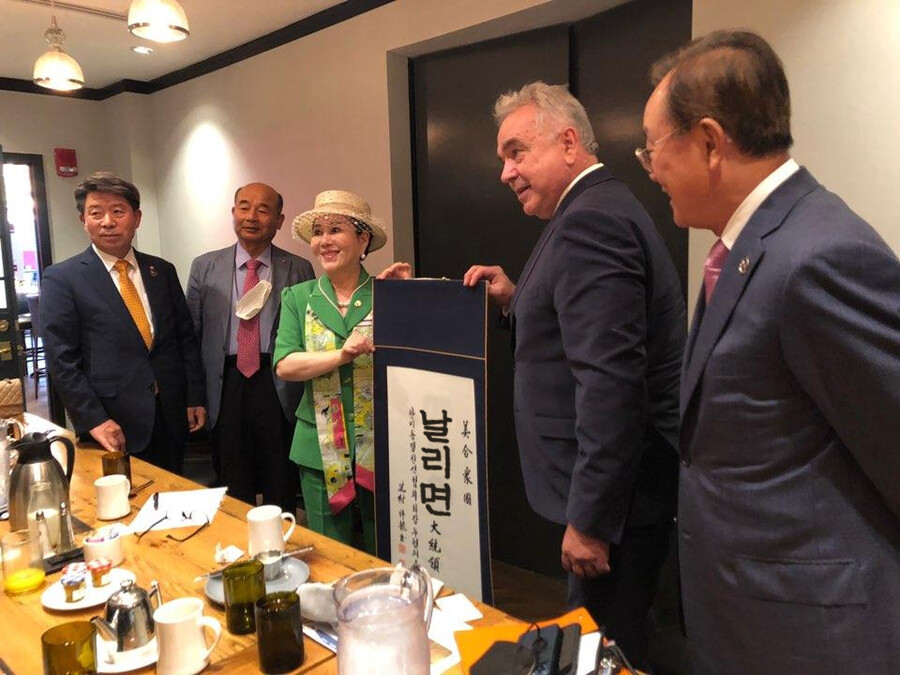 (합성) 바이든, 새로운 한국 이름 받아_1.png