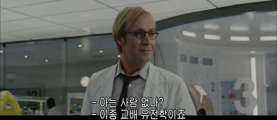 mcu)피터 파커를 바라보는 교수들의 표정_6.jpg