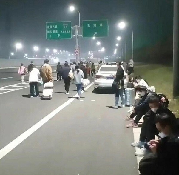 세계 최대 아이폰 공장인 중국 폭스콘 공장 근황_2.jpg