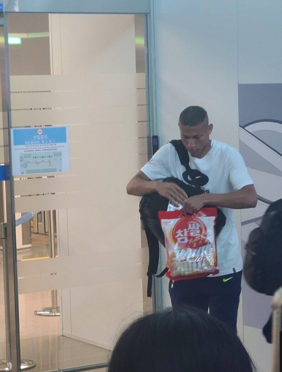 축구] 브라질 히샬리송 오버헤드킥_1.jpg