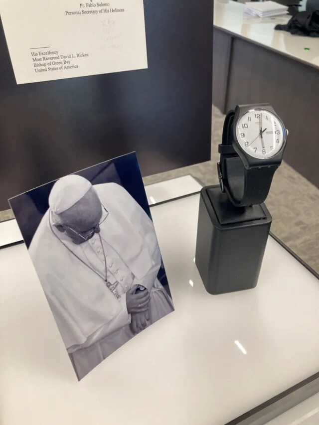 교황님의 손목시계 근황.news_12.png