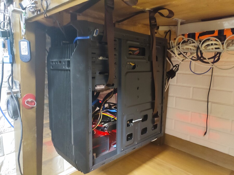 단돈 2천원에 데스크탑 언더행거 제작_9.jpg