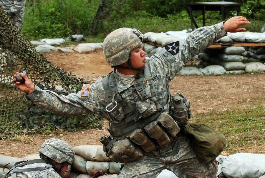 국방장관아 드론이 5m되야 감지된다고 수류탄이 5m가넘어가냐_1.jpeg