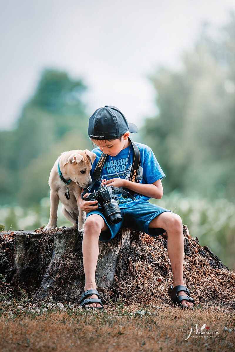 댕댕이 사진 찍어주는 꼬마_3.jpeg