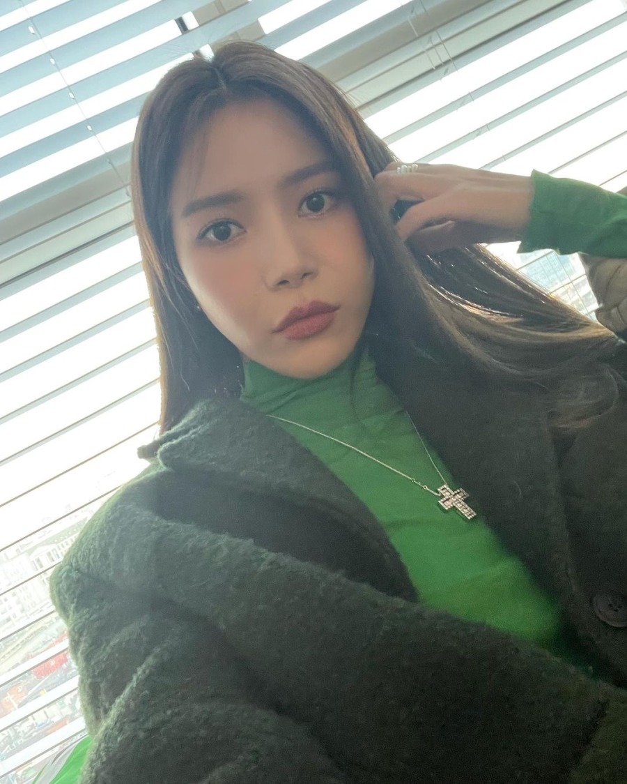 230226.솔라.인스타그램 1.jpg