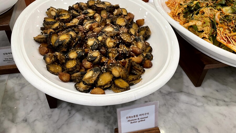 메뉴만 60가지 넘는 호텔뷔페_18.jpg