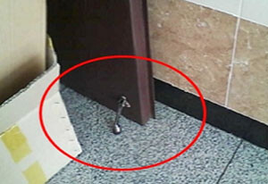 안전제일) 건물 계단 옆 비상구에 말발굽이나 쐐기 박고 문 고정시키는거 불법이었네_1.jpg