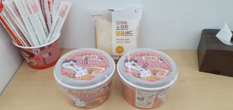 GS25에서 로제 불닭납작당면과 땅콩샌드를 먹어봤습니다._1.jpg
