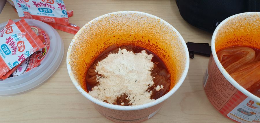 GS25에서 로제 불닭납작당면과 땅콩샌드를 먹어봤습니다._10.jpg