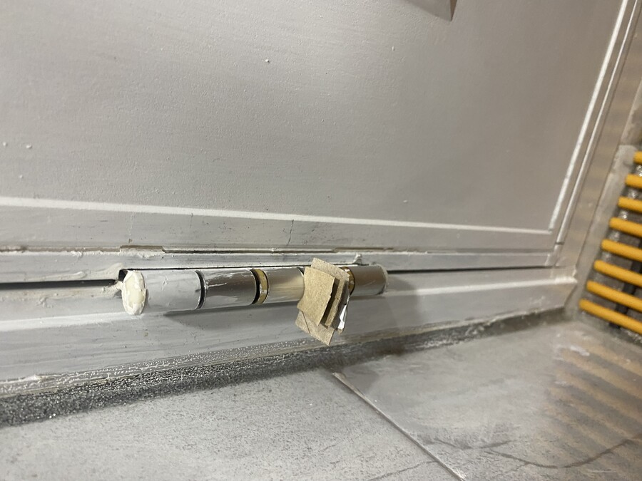 문 경첩이 이상한데 방법이 있을까요?_2.jpeg