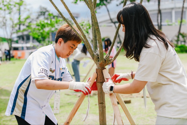 [엔씨소프트] 엔씨소프트, 지역 미래세대와 함께 창원 NC파크 친환경 공간 조성_02.jpg
