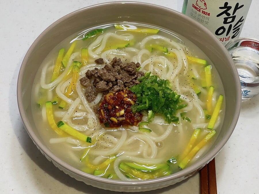 소고기 고명을 올린 멸치칼국수