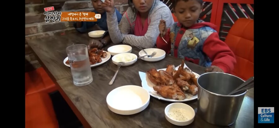 한국식 치킨을 처음 먹어본 네팔 가족_2.jpg