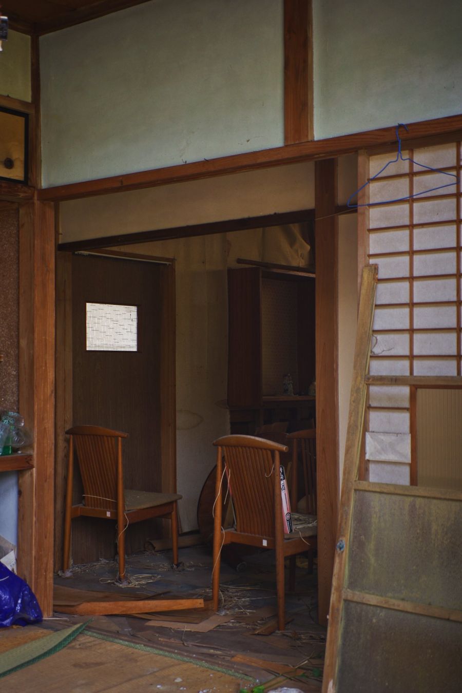 폐가의 여러 의자들🏚️_4.jpg