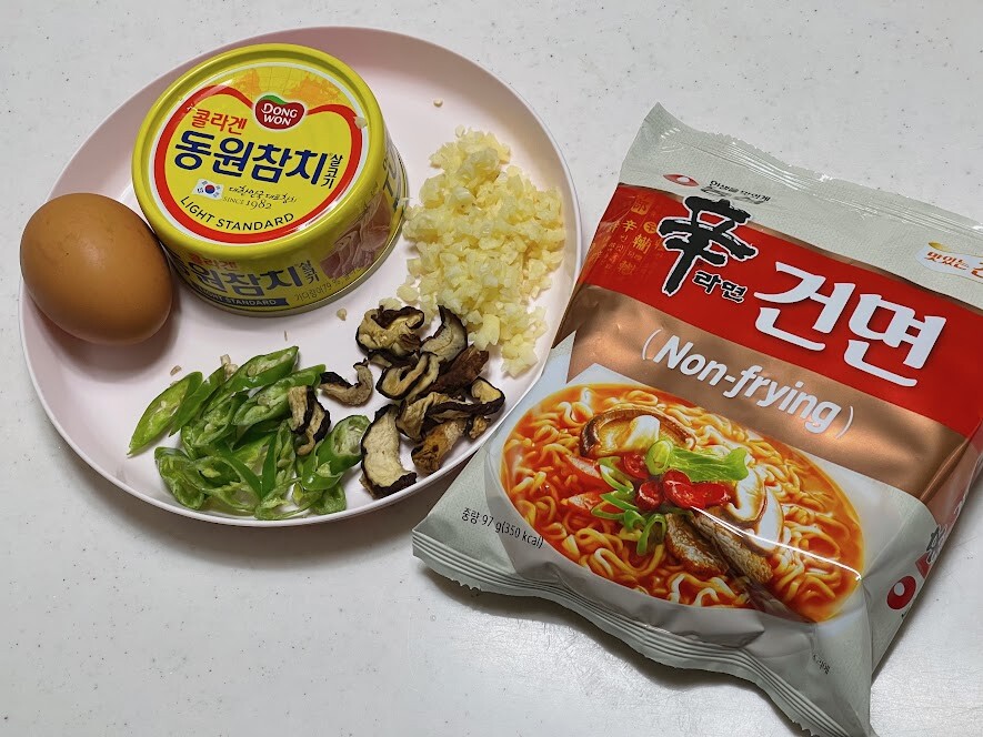 참치라면과 일품진로 오크43