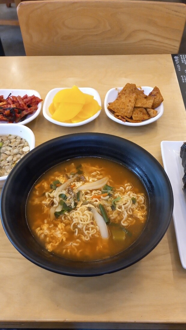 오늘의 아침 동네 김밥천국 라면 김밥