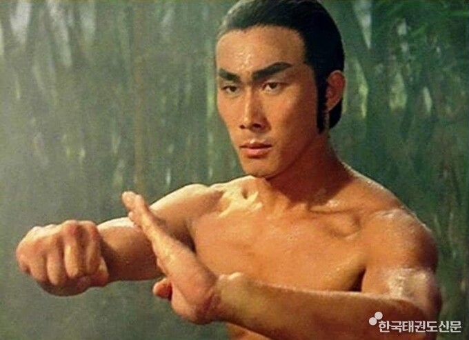 홍콩 액션 영화에 지대한 영향을 끼친 태권도(움짤많음)_4.jpg