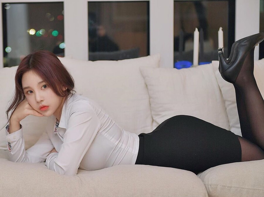 그녀는 모형을 꼬옥 끌안았다_1.jpeg