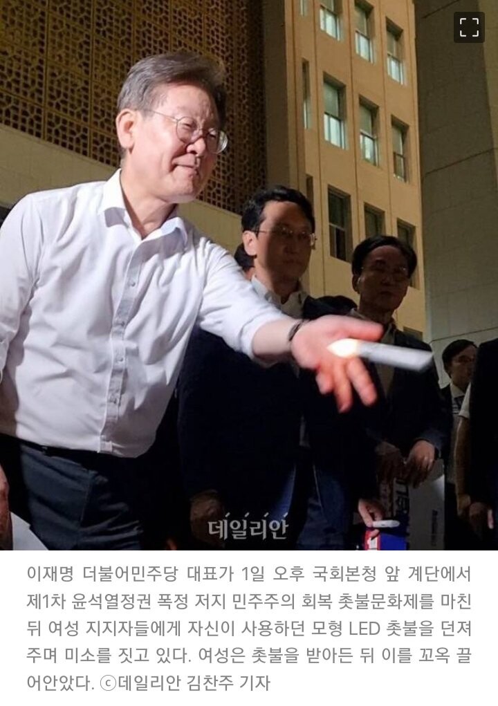 그녀는 모형을 꼬옥 끌안았다_2.jpg
