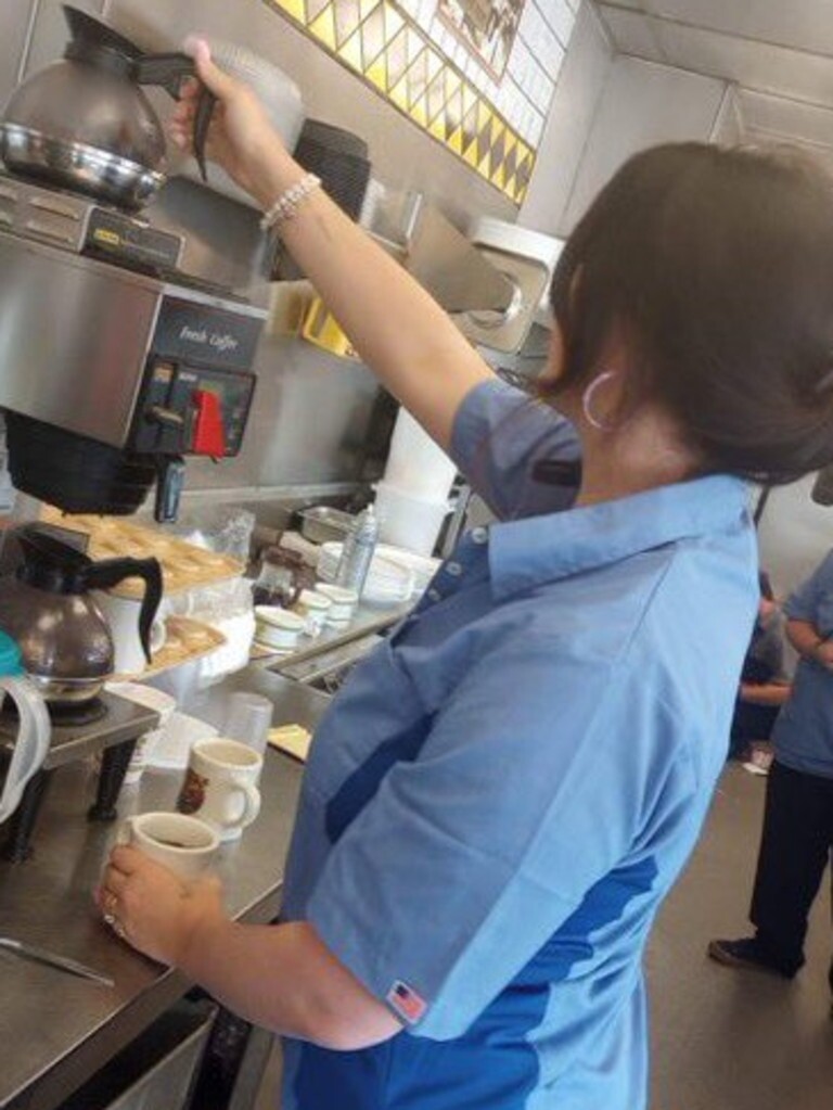 미국에서 인기 여가수가 식당에서 알바해서 화제_5.jpeg