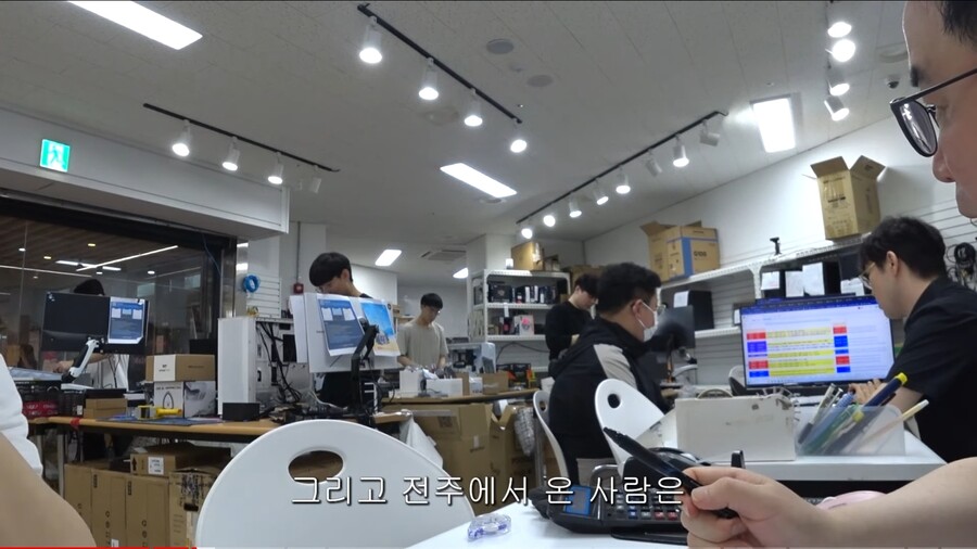 대전에서 왔다고 하니 눈빛이 달라진 컴가게 사장님.scarecrow_4.jpg
