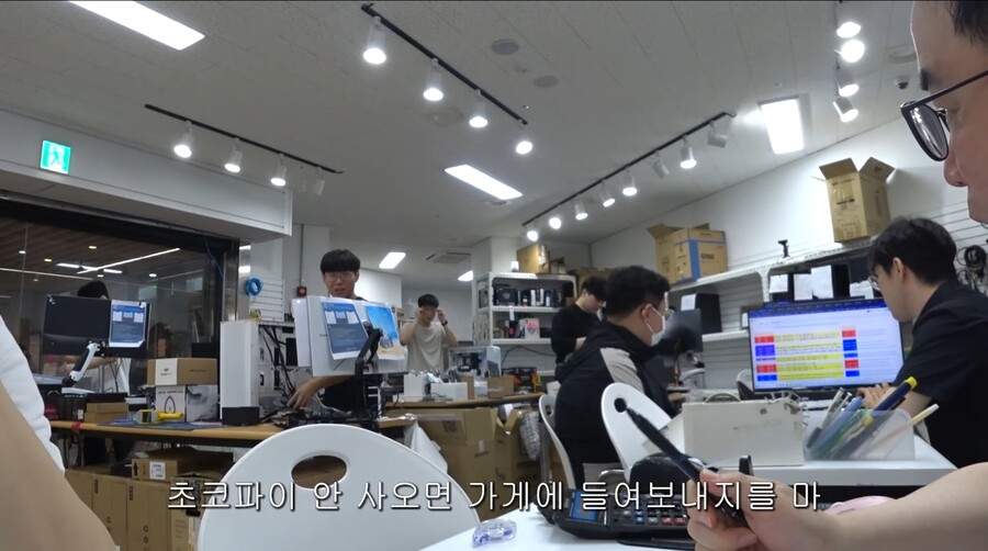 대전에서 왔다고 하니 눈빛이 달라진 컴가게 사장님.scarecrow_5.jpg