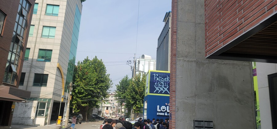 버튜버) 토와 팝업스토어 카페 대기열근황_1.jpg