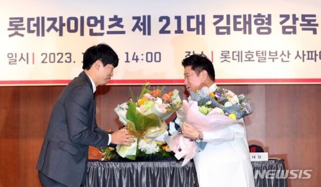 야구) 투같새가 전달하는 꽃다발_1.jpg