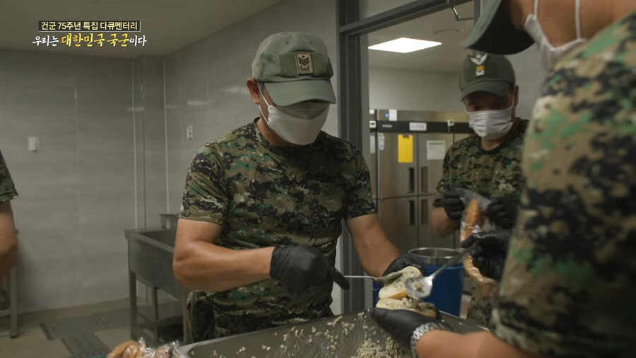고된 훈련하는 후임들을 위해서 요리를 하는 고참들 | 유머 게시판 고된 훈련하는 후임들을 위해서 요리를 하는 고참들 | 유머 게시판 | 루리웹