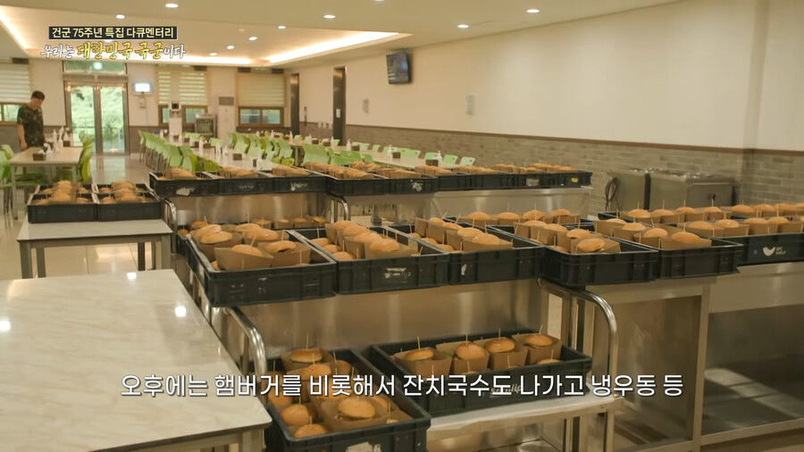 고된 훈련하는 후임들을 위해서 요리를 하는 고참들 | 유머 게시판 고된 훈련하는 후임들을 위해서 요리를 하는 고참들 | 유머 게시판 | 루리웹
