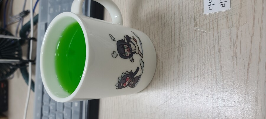 기습 퀴즈)이 방사능 라떼처럼 생긴 음료의 정체는?_1.jpg