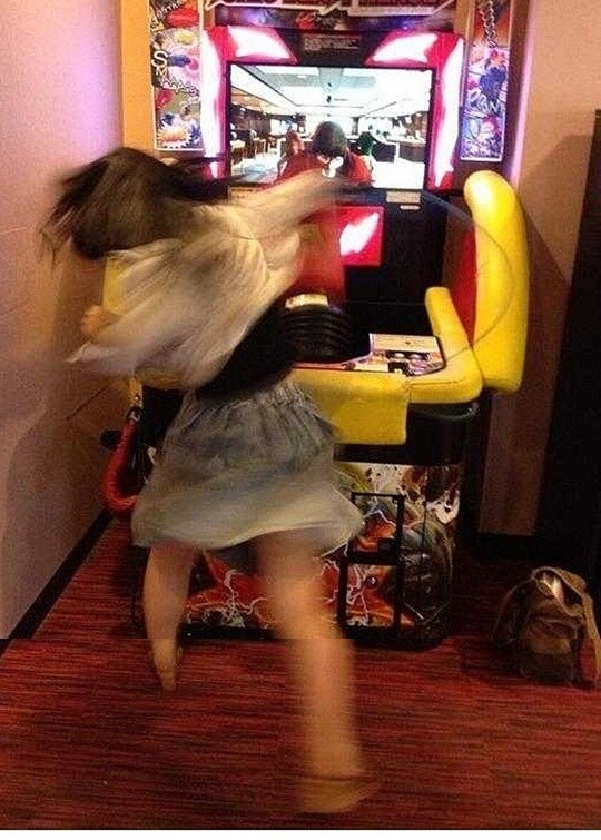 펀치머신 치는 누나들_1.jpg