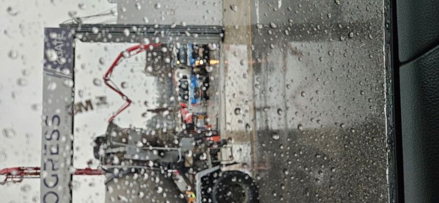 비올때 콘크리트 붓는건 걍 디폴트인가벼_1.jpg