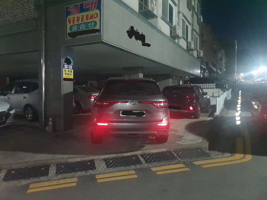 주차장에서 남의 차 가로막는거 고의인가?_1.jpg